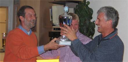 Überrascht empfängt Uli Pfundmeier den Pokal des Vereinsmeisters
